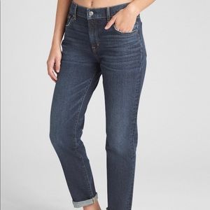 GAP Mid Rise Girlfriend Jeans with wash well 27p